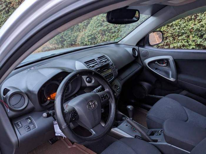 Navigating Unexpected Delays: A Kigali Car Rental Team's Cross-Border Rescue